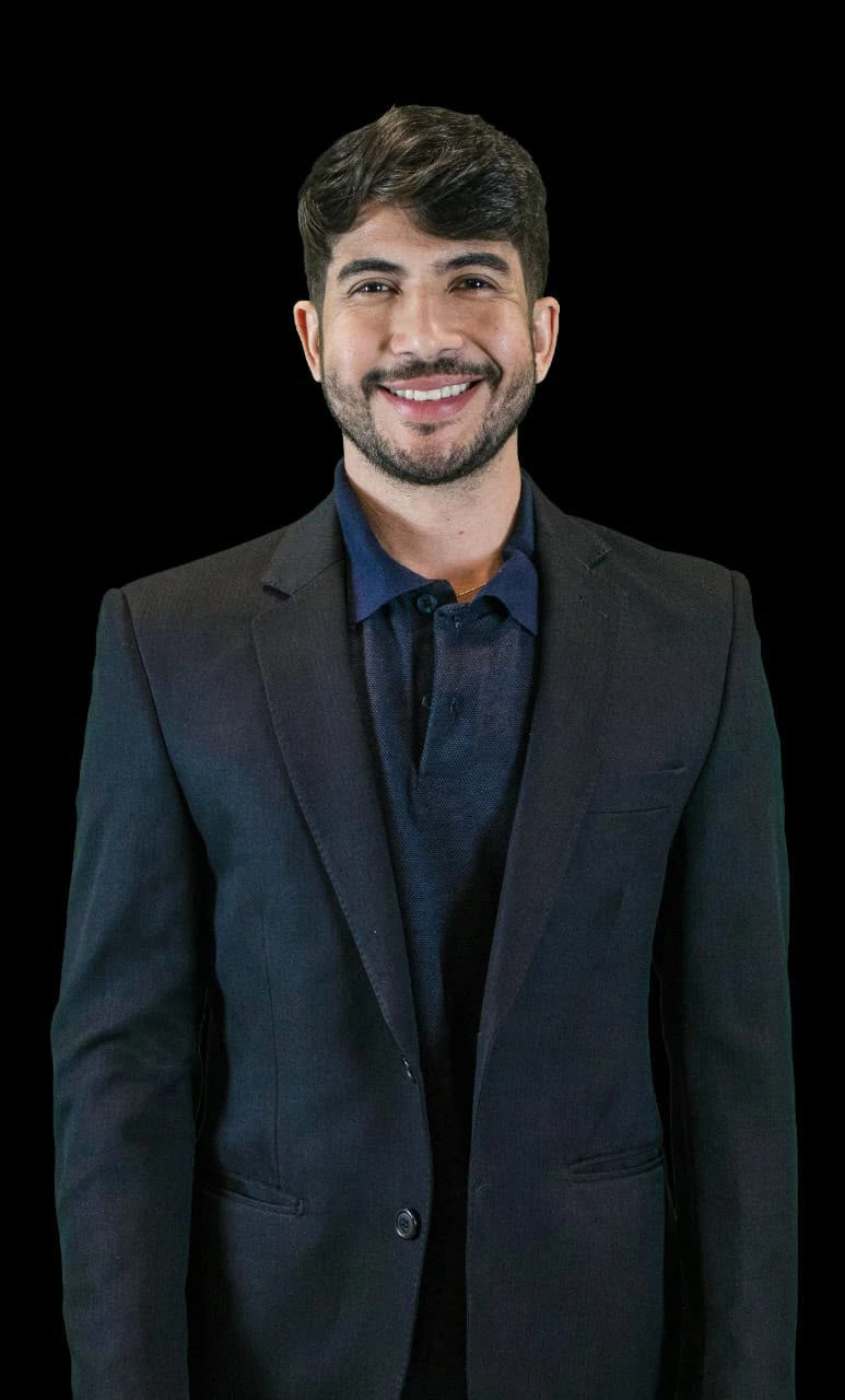 Benedito da Vozinha sorrindo, de terno escuro