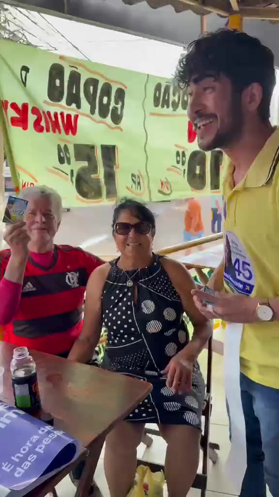 Benedito conversando com um casal de pessoas idosas